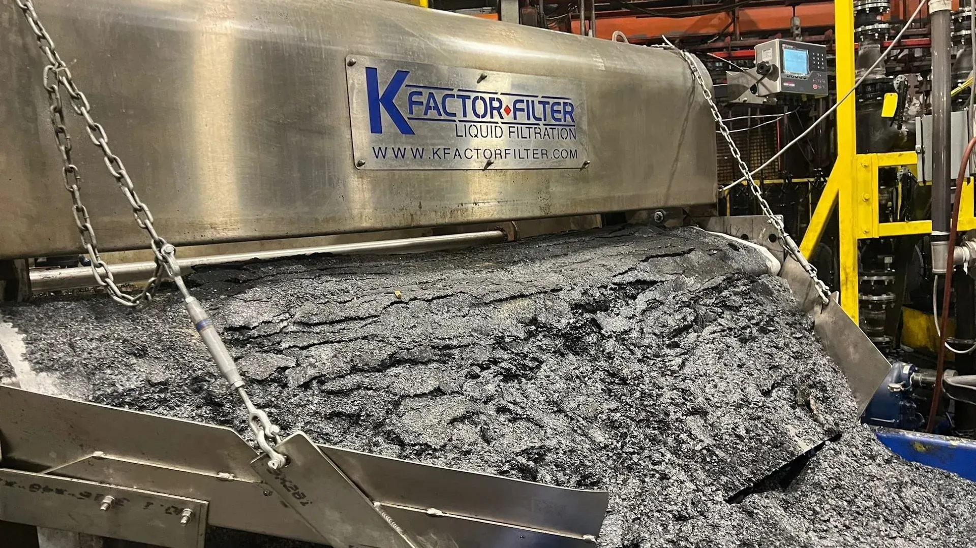 Thick cake of solids on loaded filter media